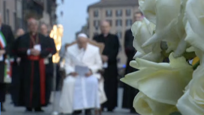 Francisco depositó un ramo de flores ante la base de la columna de la Inmaculada