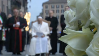 Francisco depositó un ramo de flores ante la base de la columna de la Inmaculada