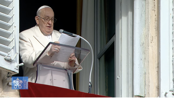 El Papa lee su catequesis previa al rezo del ángelus