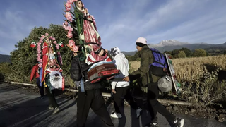Peregrinos parten desde Puebla con las imágenes de la Virgen de Guadalupe a cuestas