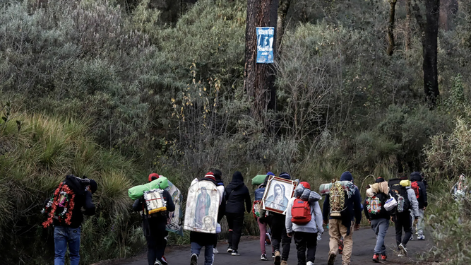 Peregrinos con la imagen de la Virgen de Guadalupe rumbo a la capital del país desde Puebla