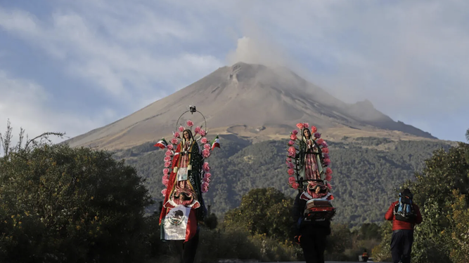 Peregrinos rumbo a la basílica de Guadalupe, a su paso por Puebla