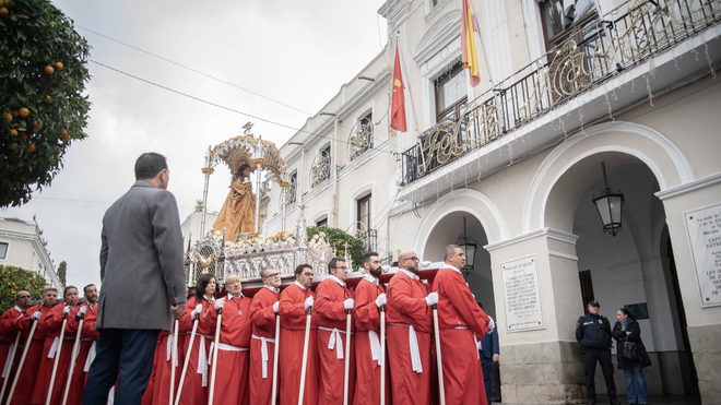Procesión con la imagen de Santa Eulalia