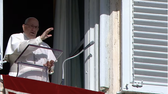 Francisco saluda a los fieles al comienzo del ángelus