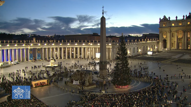 Vista de la plaza de San Pedro con el árbol y el pesebre