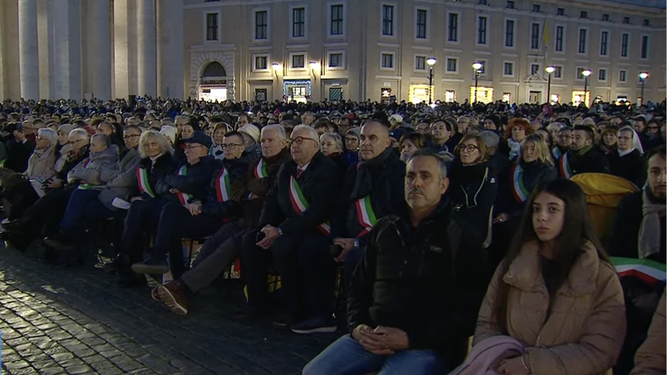 Las autoridades asistentes al encendido navideño en la plaza de San Pedro