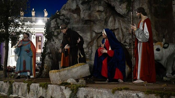 El pesebre, con estatuas de tamaño natural