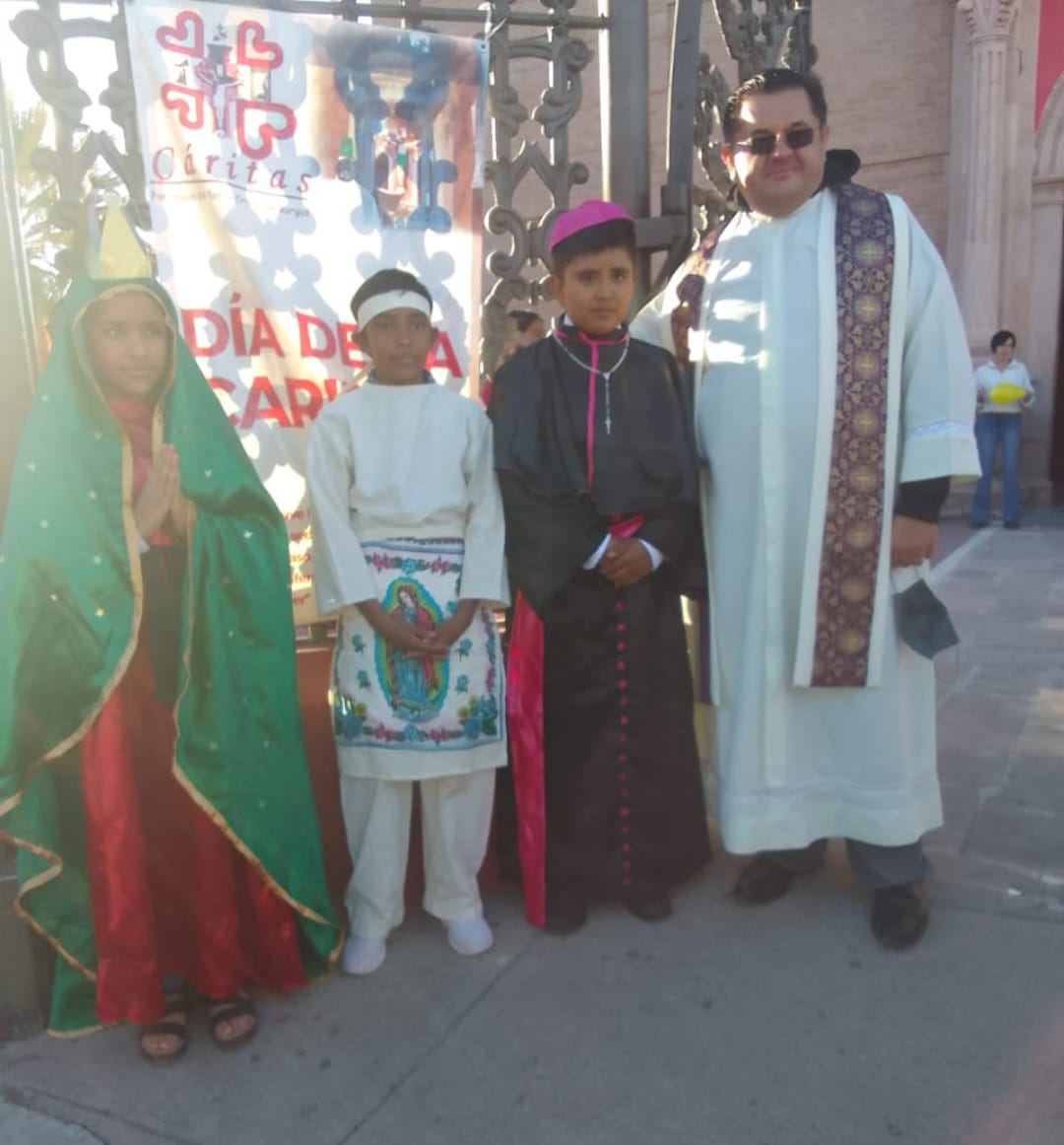 Padre Roberto Tarín y niños de la parroquia