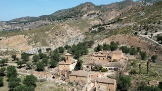 El pueblo abandonado y la iglesia desacralizada
