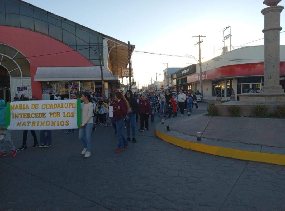 grupos parroquiales con diversas intenciones en procesión