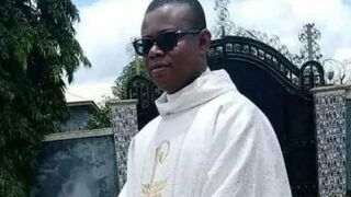 El sacerdote Kingsley Eze