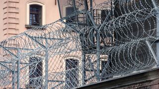 Alambre de espino en los muros de una prisión
