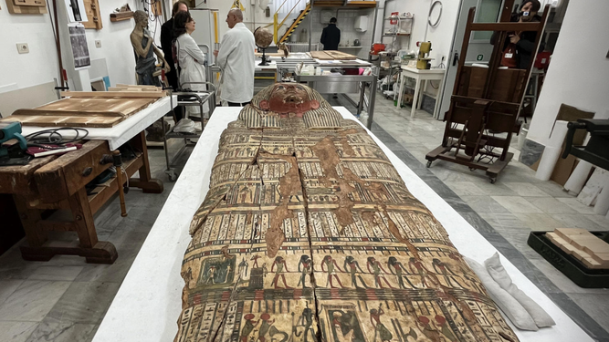 Un sarcófago egipcio en los talleres de los Museos Vaticanos