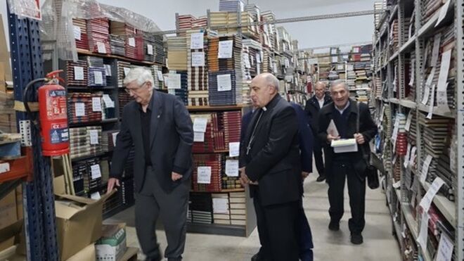 Benlloch muestra a  Benavent la Biblioteca Solidaria