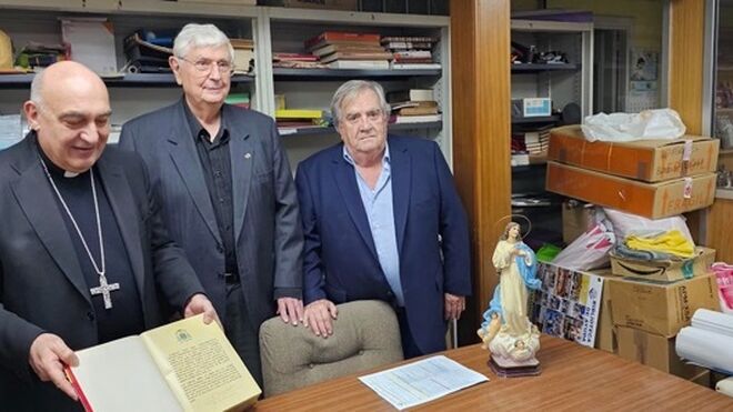 El arzobispo Benavent firma el libro un millón enviado por la Biblioteca Solidaria