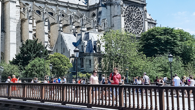 Paseantes frente a la basílica de Notre Dame