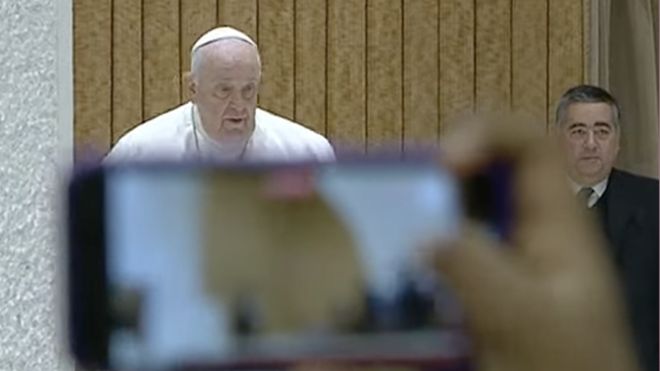 Francisco, a su entrada al Aula Pablo VI para la audiencia general