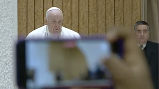 Francisco, a su entrada al Aula Pablo VI para la audiencia general