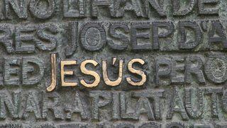 Jesús, en la puerta de la Sagrada Familia de Barcelona