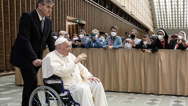 Mariotti conduce al Papa a la audiencia de los miércoles