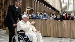Mariotti conduce al Papa a la audiencia de los miércoles