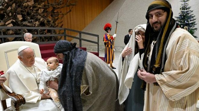 El Papa saluda a los figurantes del belén viviente de la basílica romana Santa María la Mayor