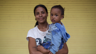 Una mujer migrante con sus bebé en la selva del Darién