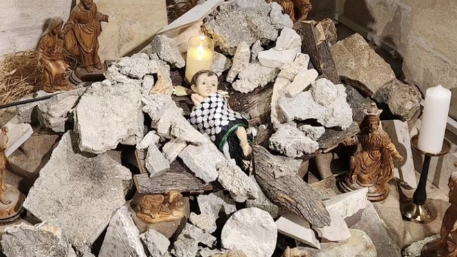 Un Niño Jesús entre restos de hormigón