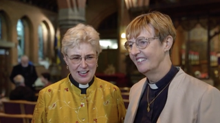 Las dos reverendas, las primeras en recibir la bendición en la Iglesia anglicana