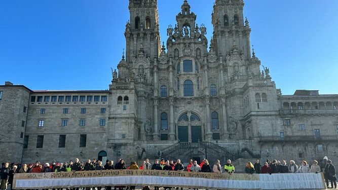 Minuto de silencio por los migrantes en la plaza del Obradoiro