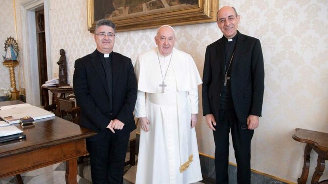 Francisco, con el cardenal Fernández y el responsable de la sección doctrinal de Doctrina de la Fe
