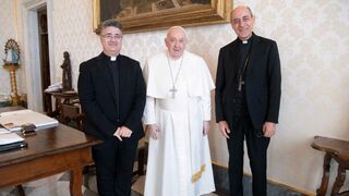 Francisco, con el cardenal Fernández y Armando Matteo