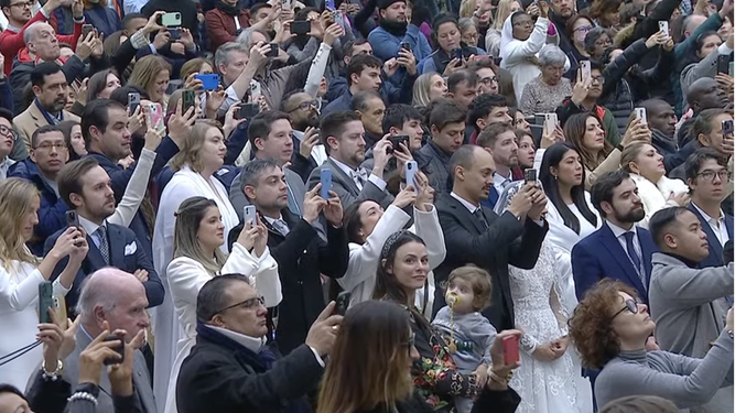 Asistentes a la audiencia, entre ellos varios recién casados