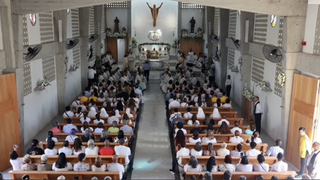 la nueva iglesia, llena de fieles en su consagración