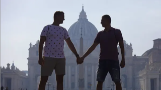 Una pareja frente a la basílica de San Pedro, en el Vaticano