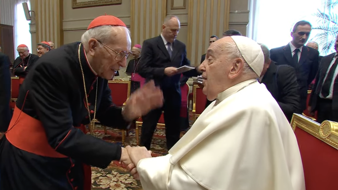 El cardenal Re saluda al Papa