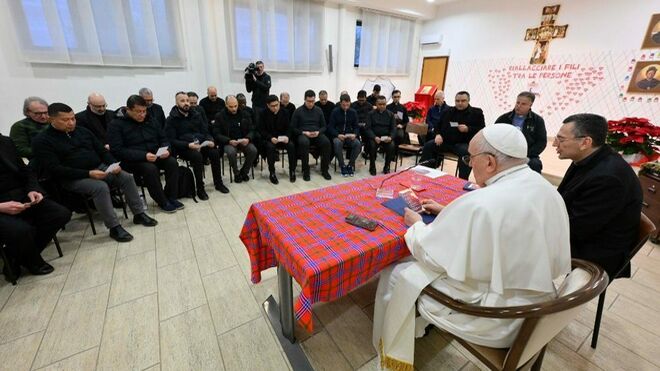 El Papa, con sacerdotes romanos