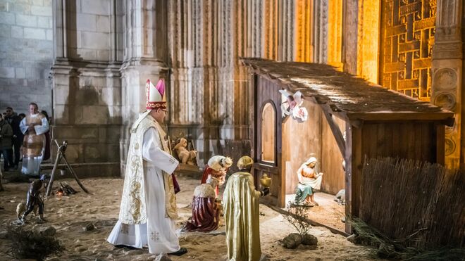 El arzobispo de Toledo, ante el belén de la catedral