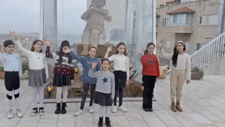 Los niños de Belén felicitan al Papa