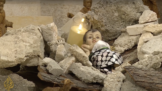 Niño Jesús entre escombros. Captura de pantalla del video: Navidad silenciosa en Belén: Solidaridad con los palestinos en Gaza del canal de Al Jazeera en inglés en YouTube.