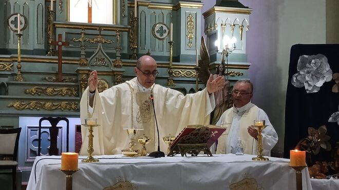 Tucho Fernández, en la misa de Nochebuena en su pueblo