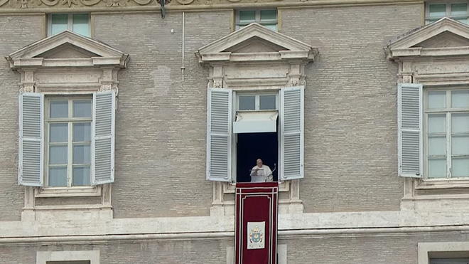 El Papa saluda desde el balcón