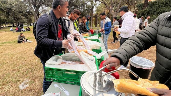 Reparto de alimentos de Amigos de la Calle