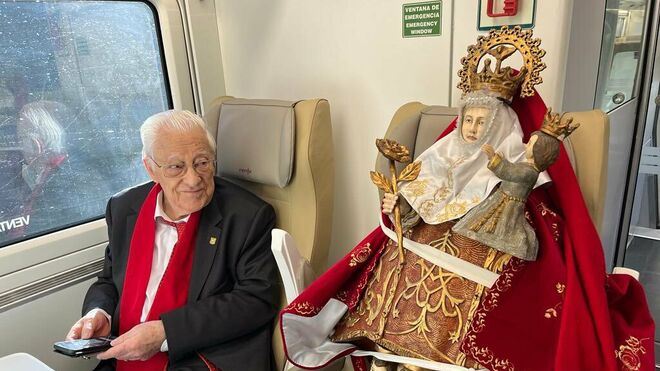 El padre Ángel, con la Santina, en el AVE