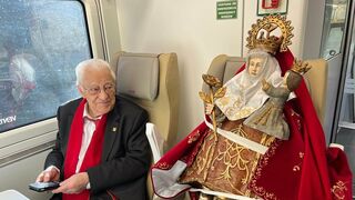 El padre Ángel, con la Santina, en el AVE
