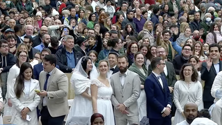 Miles de fieles, y muchos novios, en la audiencia