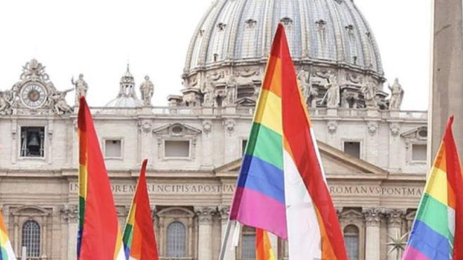 Banderas gays en el Vaticano