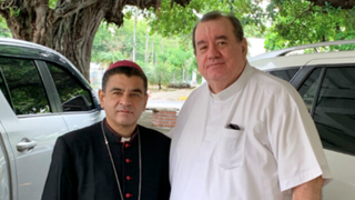 Rolando Álvarez y Carlos Avilés, uno de los sacerdotes detenidos