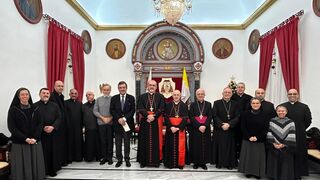 Los cardenales Pizzaballa y Filoni, con el Gobernador general de la OESSJ, Visconti, en el Patriarcado Latino de Jerusalén.