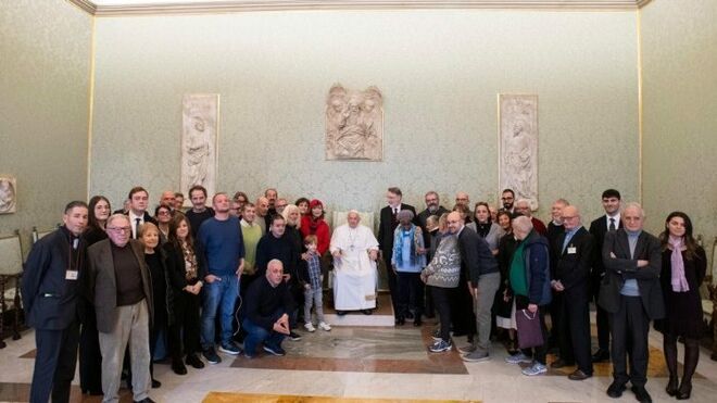 Miembros de la redacción de "L'Osservatore di Strada" en audiencia con el Papa Francisco